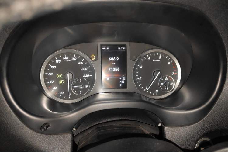 Used Mercedes-Benz Vito 2023 2.0T Elite Version 9 Seats Odometer Close Up