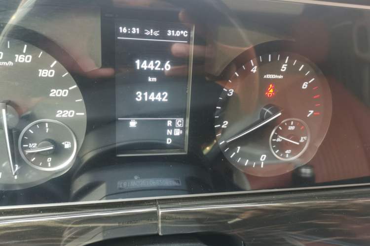 Used Mercedes-Benz Vito 2023 2.0T Business Version 7 Seats Odometer Close Up