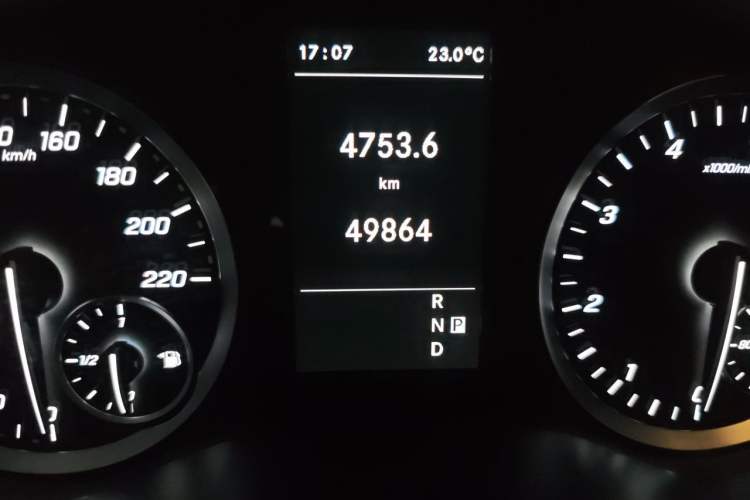 Used Mercedes-Benz Vito 2023 2.0T Elite Version 7 Seats Odometer Close Up
