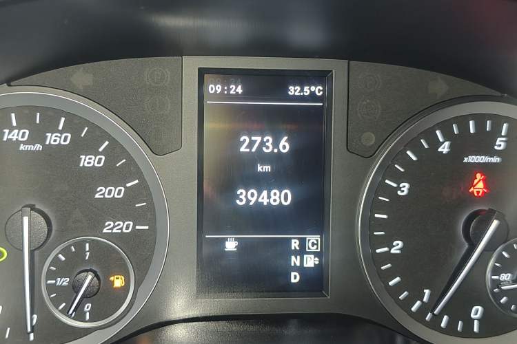 Used Mercedes-Benz Vito 2023 2.0T Elite Version 7 Seats Odometer Close Up
