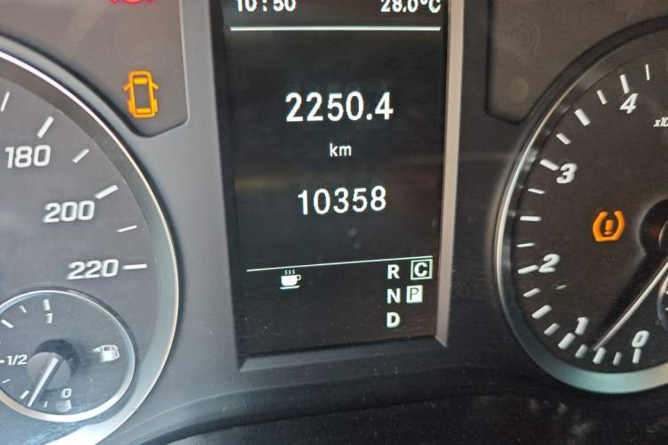 Used Mercedes-Benz Vito 2023 2.0T Business Version 7 Seats Odometer Close Up