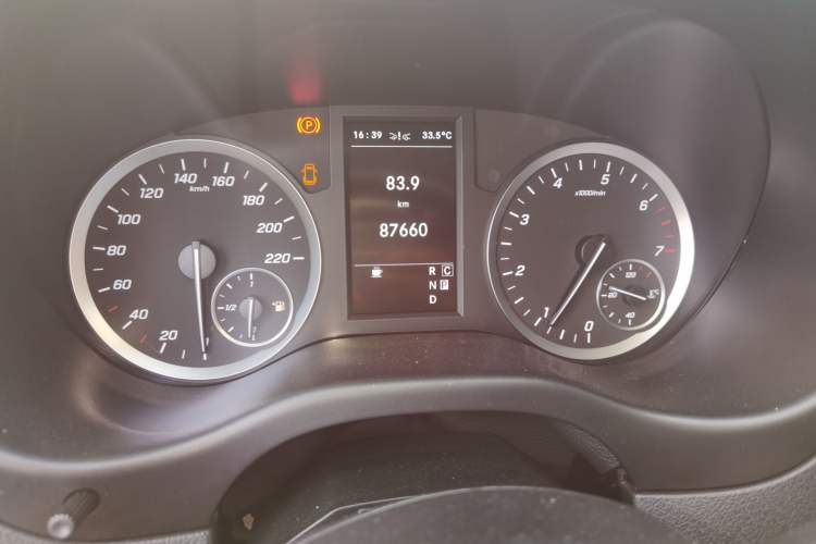 Used Mercedes-Benz Vito 2023 2.0T Business Version 7 Seats Odometer Close Up