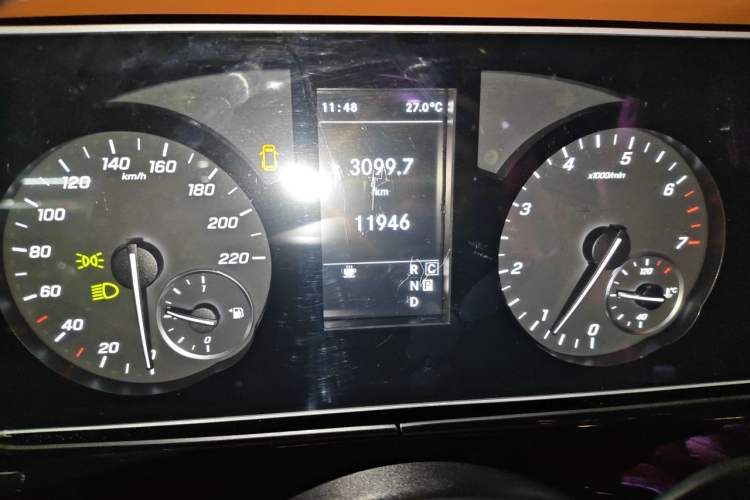 Used Mercedes-Benz Vito 2023 2.0T Business Version 7 Seats Odometer Close Up