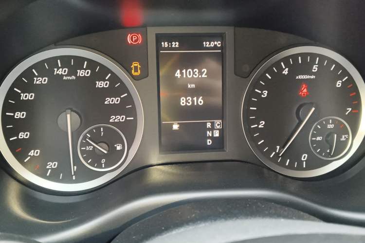 Used Mercedes-Benz Vito 2023 2.0T Elite Version 7 Seats Odometer Close Up