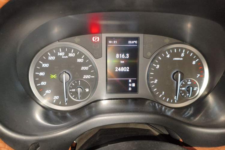 Used Mercedes-Benz Vito 2023 2.0T Elite Version 7 Seats Odometer Close Up