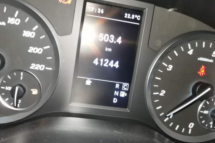 Used Mercedes-Benz Vito 2023 2.0T Elite Version 7 Seats Odometer Close Up