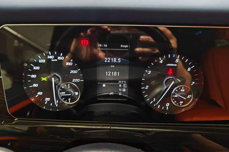 Used Mercedes-Benz Vito 2023 2.0T Business Version 7 Seats Odometer Close Up
