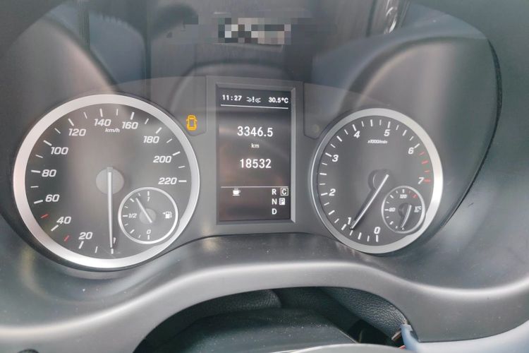 Used Mercedes-Benz Vito 2023 2.0T Business Version 7 Seats Odometer Close Up
