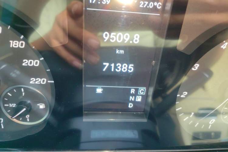 Used Mercedes-Benz Vito 2023 2.0T Elite Version 7 Seats Odometer Close Up