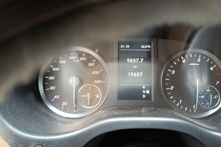 Used Mercedes-Benz Vito 2023 2.0T Elite Version 7 Seats Odometer Close Up
