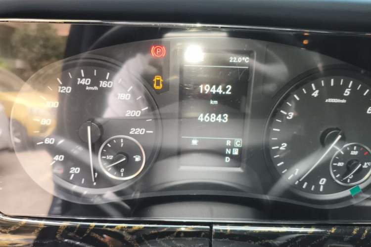 Used Mercedes-Benz Vito 2023 2.0T Business Version 7 Seats Odometer Close Up