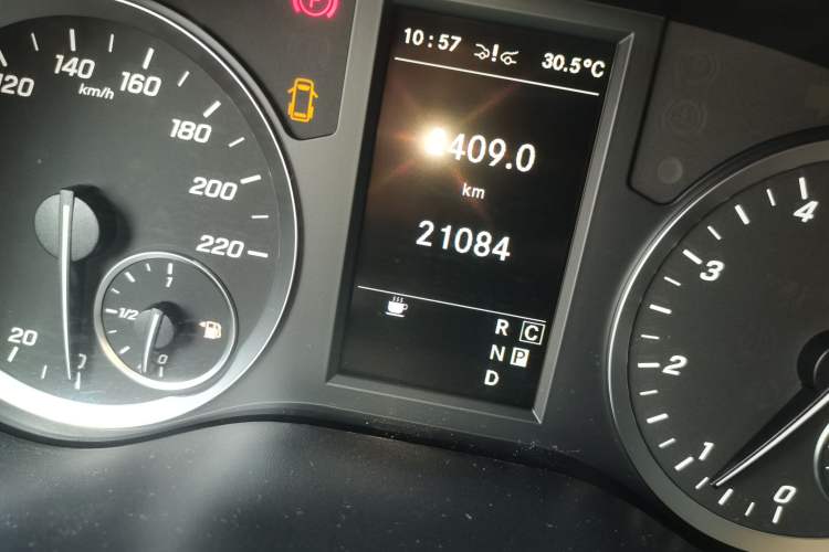 Used Mercedes-Benz Vito 2023 2.0T Business Version 7 Seats Odometer Close Up