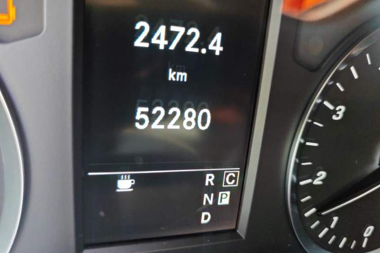 Used Mercedes-Benz Vito 2023 2.0T Business Version 7 Seats Odometer Close Up
