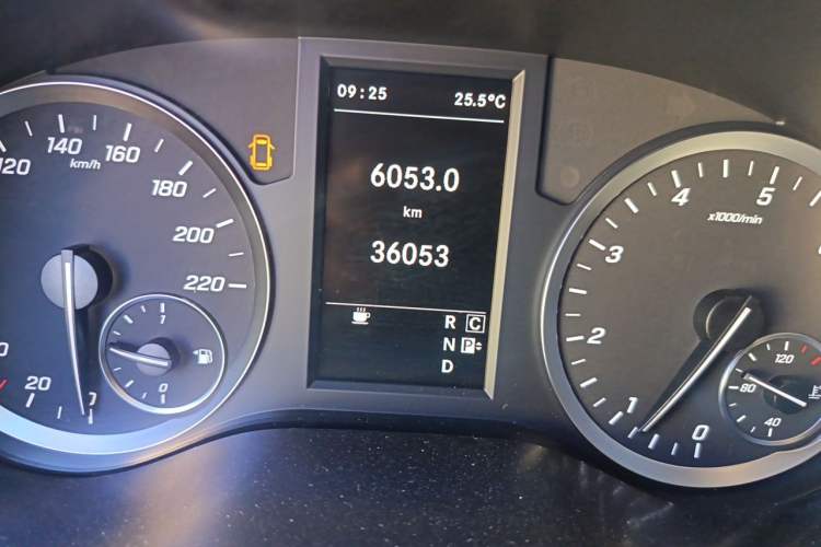 Used Mercedes-Benz Vito 2023 2.0T Business Version 7 Seats Odometer Close Up