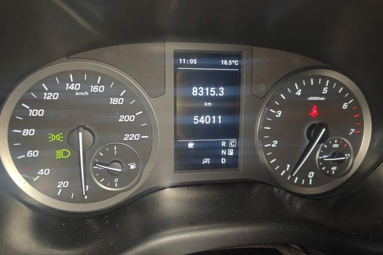 Used Mercedes-Benz Vito 2023 2.0T Elite Version 7 Seats Odometer Close Up