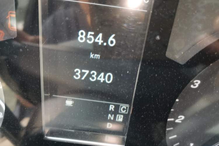 Used Mercedes-Benz Vito 2023 2.0T Business Version 7 Seats Odometer Close Up