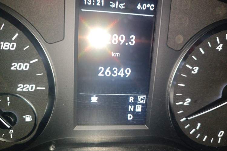 Used Mercedes-Benz Vito 2023 2.0T Business Version 7 Seats Odometer Close Up