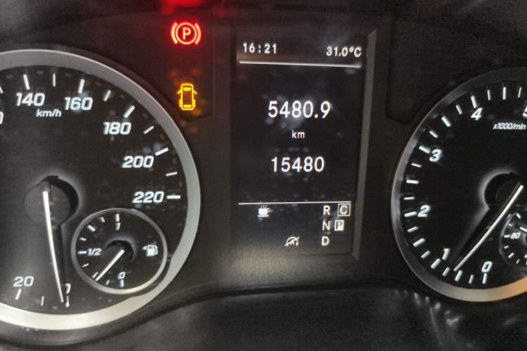 Used Mercedes-Benz Vito 2023 2.0T Elite Version 7 Seats Odometer Close Up
