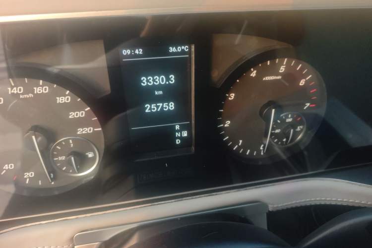 Used Mercedes-Benz Vito 2023 2.0T Business Version 7 Seats Odometer Close Up