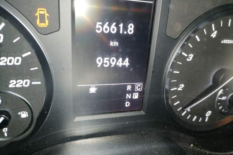 Used Mercedes-Benz Vito 2023 2.0T Elite Version 7 Seats Odometer Close Up