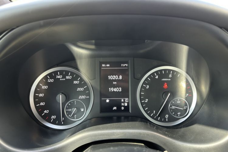 Used Mercedes-Benz Vito 2023 2.0T Business Version 7 Seats Odometer Close Up