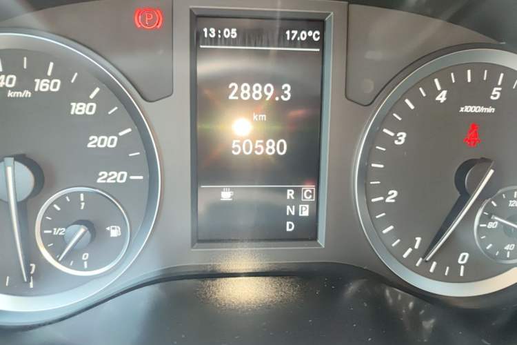 Used Mercedes-Benz Vito 2023 2.0T Business Version 7 Seats Odometer Close Up