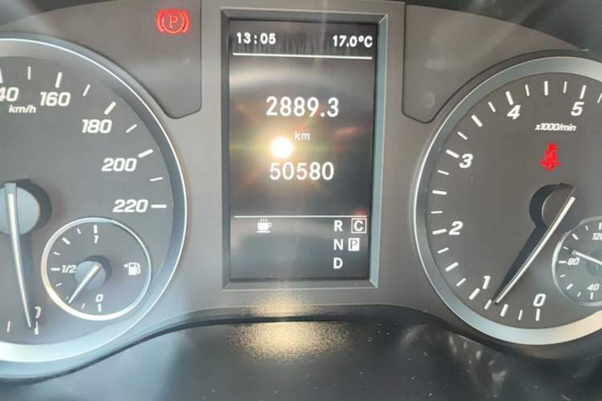 Used Mercedes-Benz Vito 2023 2.0T Business Version 7 Seats Odometer Close Up