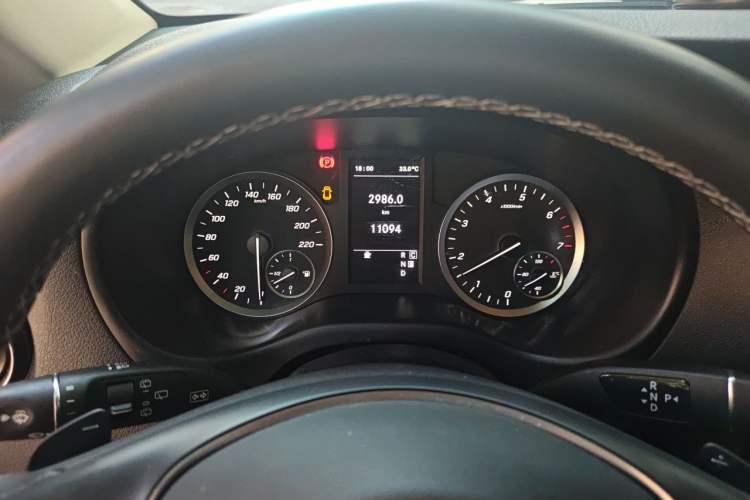 Used Mercedes-Benz Vito 2023 2.0T Business Version 7 Seats Odometer Close Up