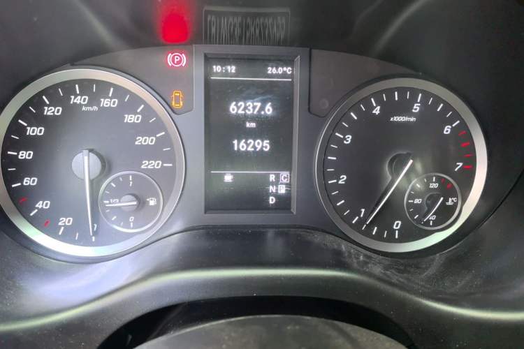 Used Mercedes-Benz Vito 2023 2.0T Business Version 7 Seats Odometer Close Up