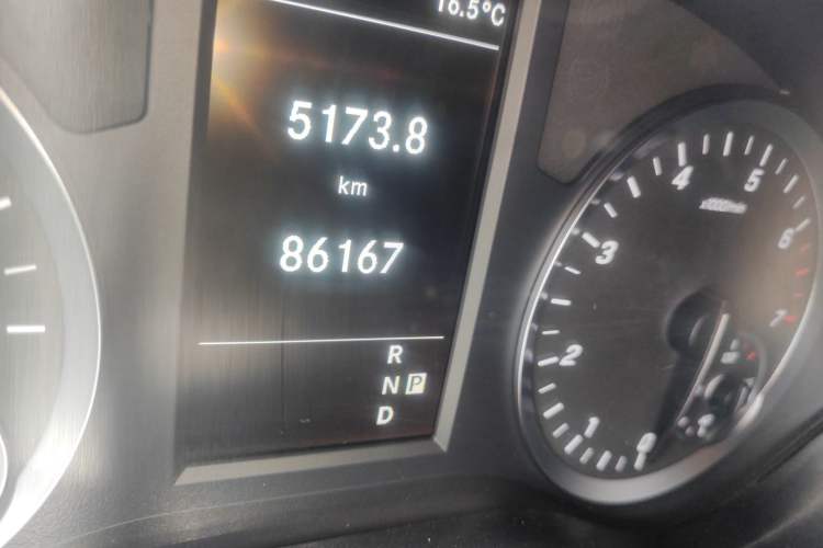 Used Mercedes-Benz Vito 2023 2.0T Elite Version 7 Seats Odometer Close Up