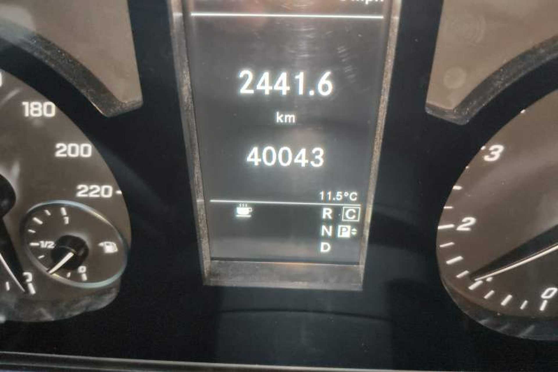 Used Mercedes-Benz Vito 2023 2.0T Elite Version 7 Seats Odometer Close Up