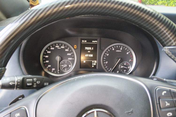 Used Mercedes-Benz Vito 2023 2.0T Business Version 7 Seats Odometer Close Up