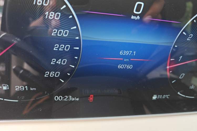 Used Mercedes-Benz Vito 2023 2.0T Business Version 7 Seats Odometer Close Up