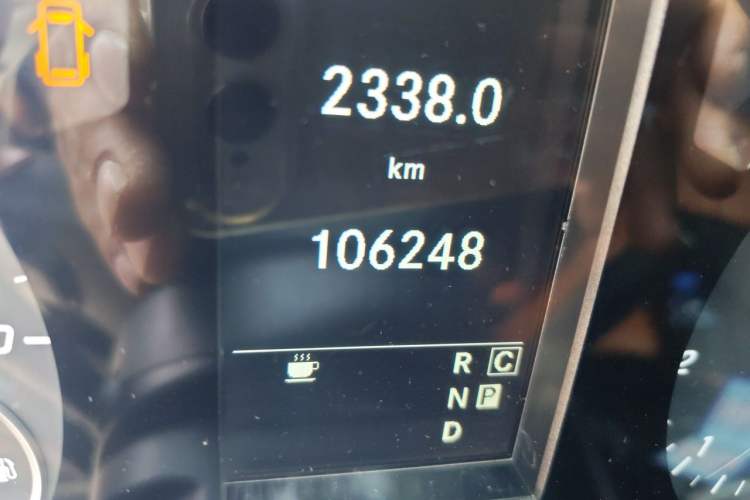 Used Mercedes-Benz Vito 2023 2.0T Business Version 7 Seats Odometer Close Up