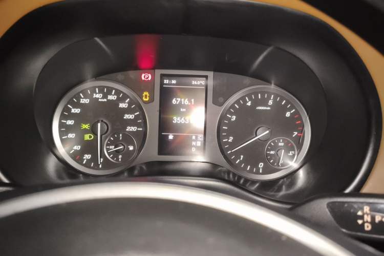 Used Mercedes-Benz Vito 2023 2.0T Elite Version 7 Seats Odometer Close Up