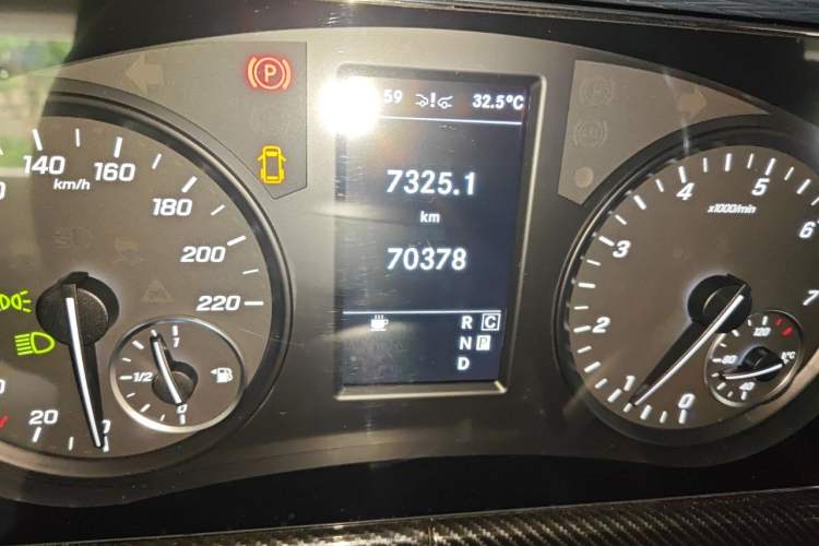 Used Mercedes-Benz Vito 2023 2.0T Business Version 7 Seats Odometer Close Up