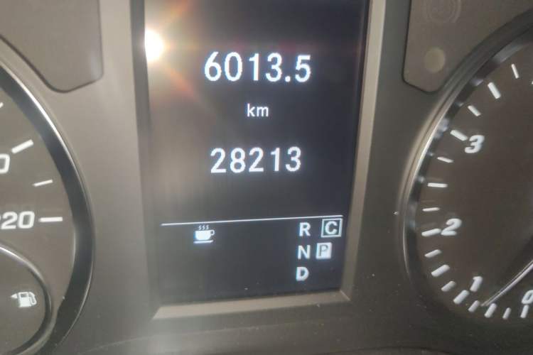 Used Mercedes-Benz Vito 2023 2.0T Elite Version 7 Seats Odometer Close Up