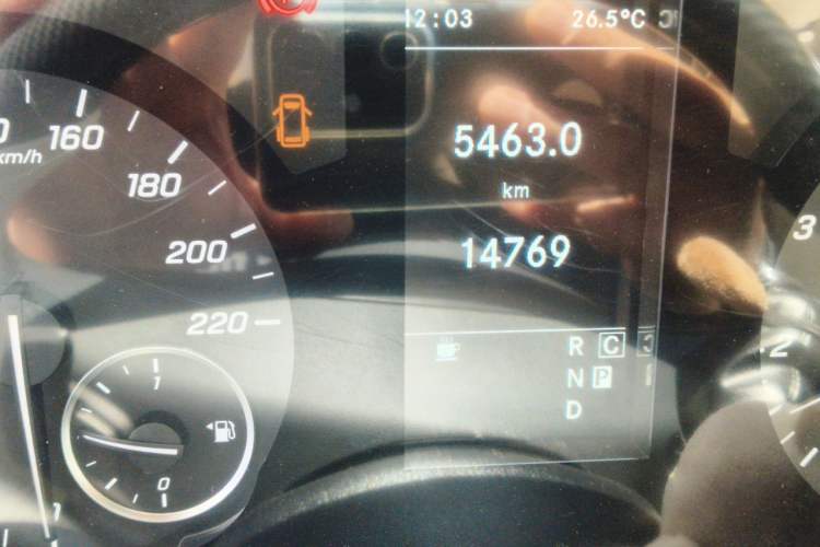 Used Mercedes-Benz Vito 2023 2.0T Business Version 7 Seats Odometer Close Up
