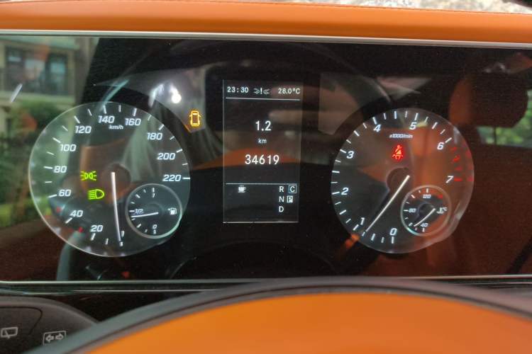 Used Mercedes-Benz Vito 2023 2.0T Business Version 7 Seats Odometer Close Up
