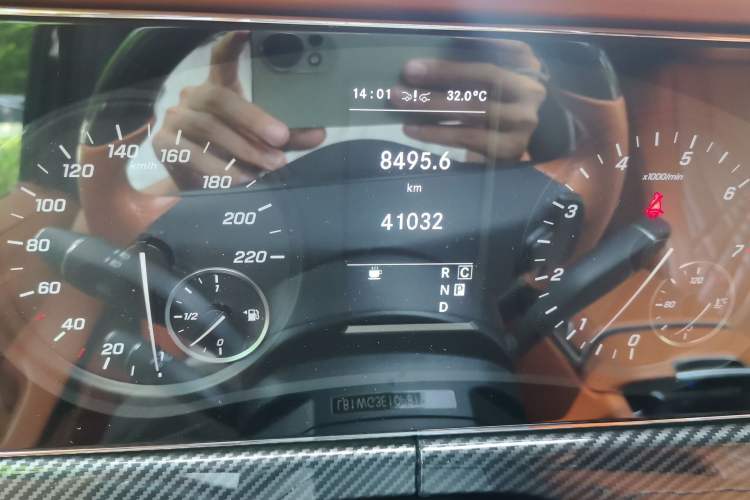 Used Mercedes-Benz Vito 2023 2.0T Business Version 7 Seats Odometer Close Up