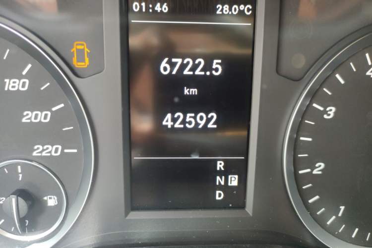 Used Mercedes-Benz Vito 2023 2.0T Business Version 7 Seats Odometer Close Up