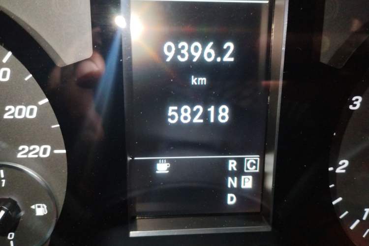 Used Mercedes-Benz Vito 2023 2.0T Elite Version 7 Seats Odometer Close Up