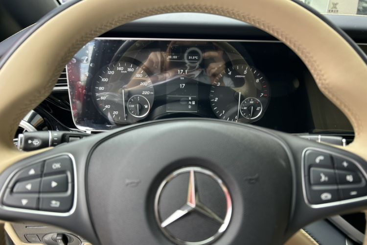 Used Mercedes-Benz Vito 2023 2.0T Elite Version 7 Seats Odometer Close Up
