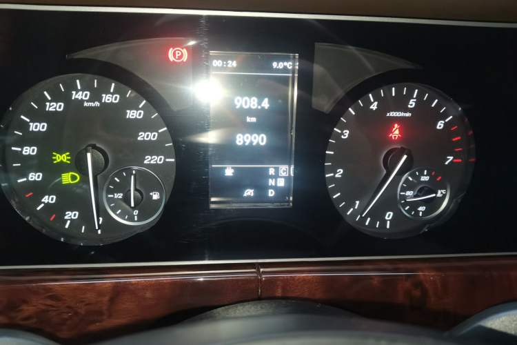 Used Mercedes-Benz Vito 2023 2.0T Business Version 7 Seats Odometer Close Up