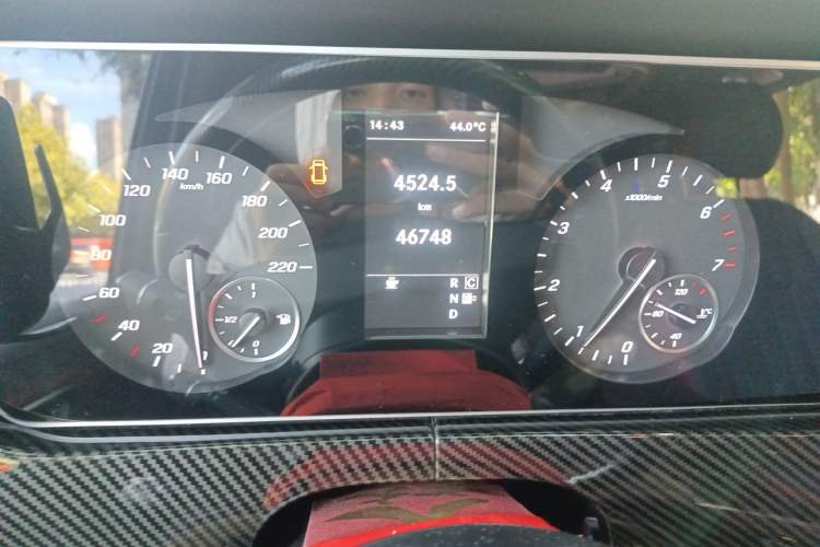Used Mercedes-Benz Vito 2023 2.0T Business Version 7 Seats Odometer Close Up