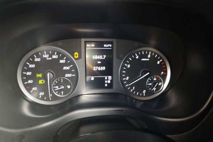 Used Mercedes-Benz Vito 2023 2.0T Elite Version 7 Seats Odometer Close Up