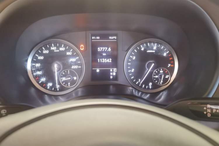 Used Mercedes-Benz Vito 2023 2.0T Elite Version 7 Seats Odometer Close Up