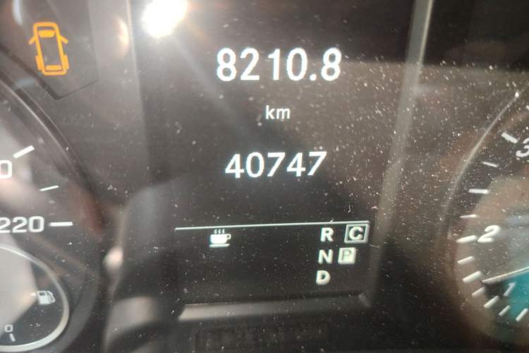 Used Mercedes-Benz Vito 2023 2.0T Business Version 7 Seats Odometer Close Up