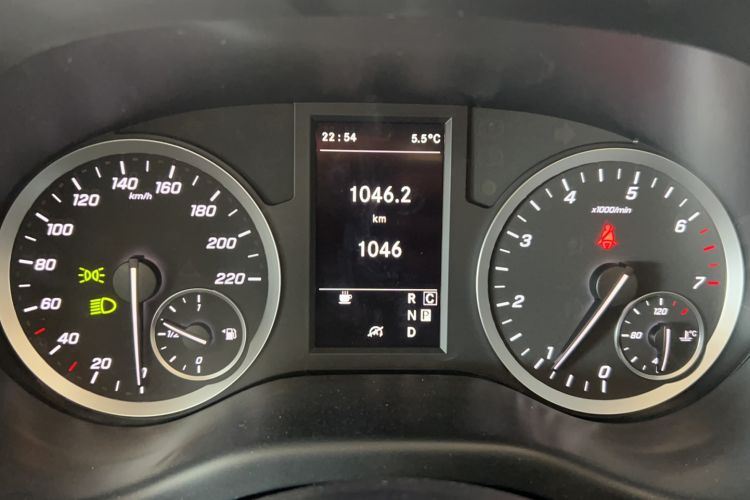 Used Mercedes-Benz Vito 2023 2.0T Elite Version 7 Seats Odometer Close Up