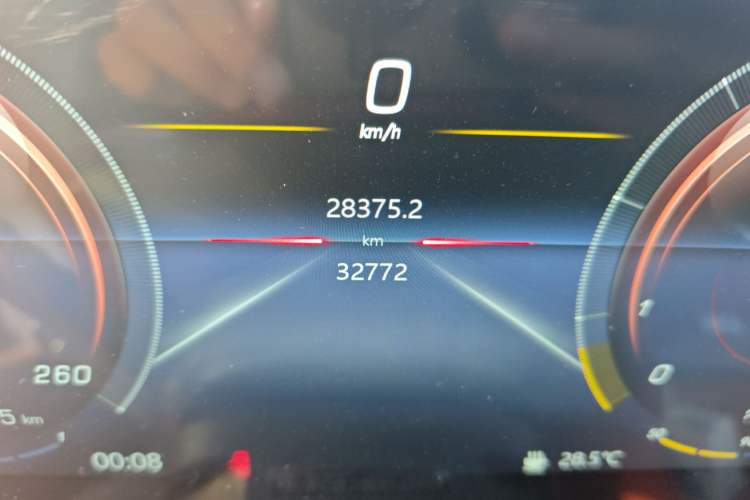 Used Mercedes-Benz Vito 2023 2.0T Elite Version 7 Seats Odometer Close Up
